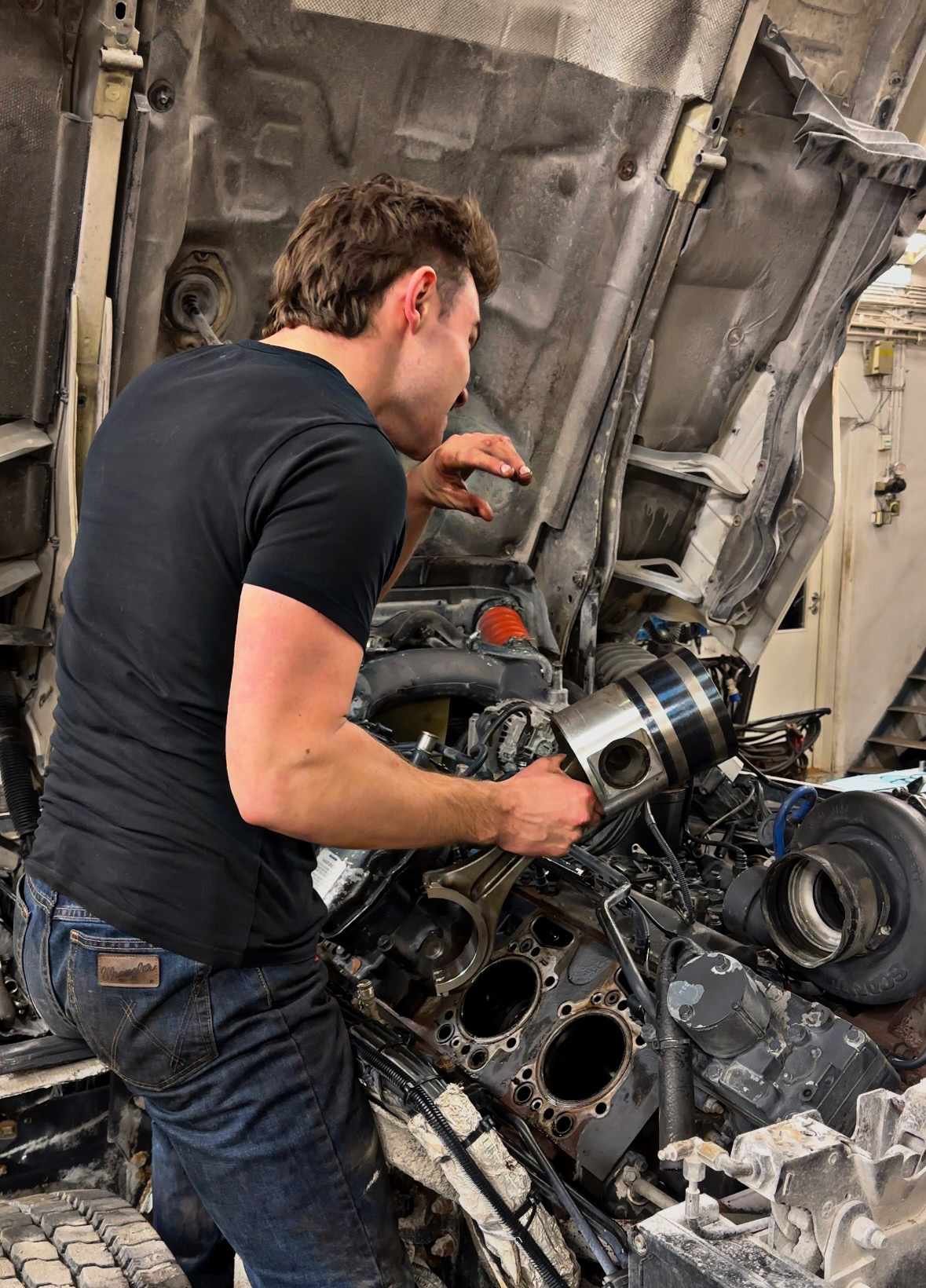 Mekaniker med stempel fra lastebilmotor